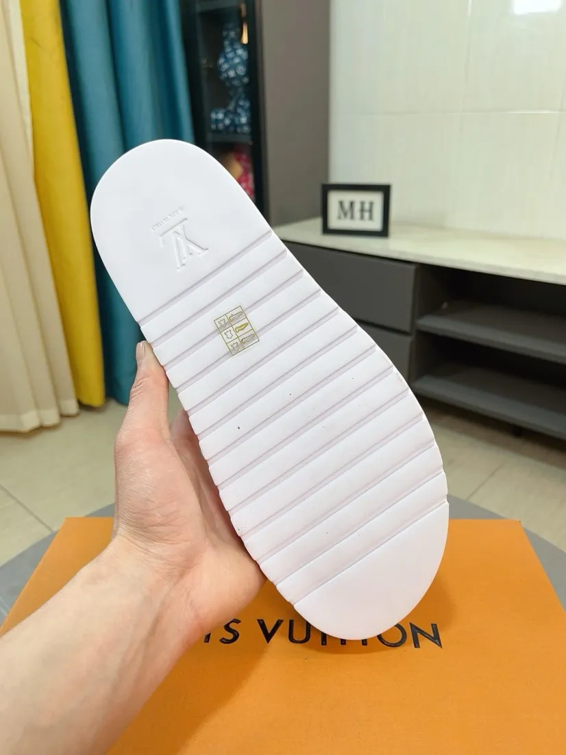 Men's shoes 💰360🌹🌹 (lv-Louis Vuitton) new men's sandals, high-end boutique, exquisite embossed logo decoration on the upper, fine workmanship, super soft soles, casual, loose and comfortable, a must-have in summer! \nsize：38-44